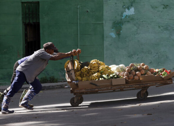 Cuba busca reactivar su economía con reformas y diálogo con Washington